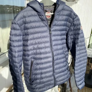 Colmar jacka herr - En perfekt jacka nu till hösten| storlek 46 vilket motsvarar S| köpt på Zalando för 3500kr| inga synliga defekter| priset e ej hugget i sten| hör av er vid frågor!