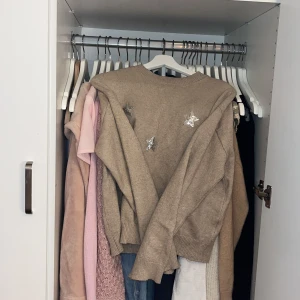 Beige stickad tröja med stjärnor🫰🏼❤️ - Beige stickad tröja från Gina Tricot❤️Passar perfekt nu till höst och är super skön❤️skriv för fler bilder🫰🏼🫰🏼❤️❤️
