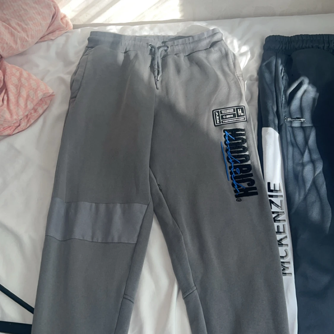 Grå Hoodrich mjukisbyxor med tryck - 2