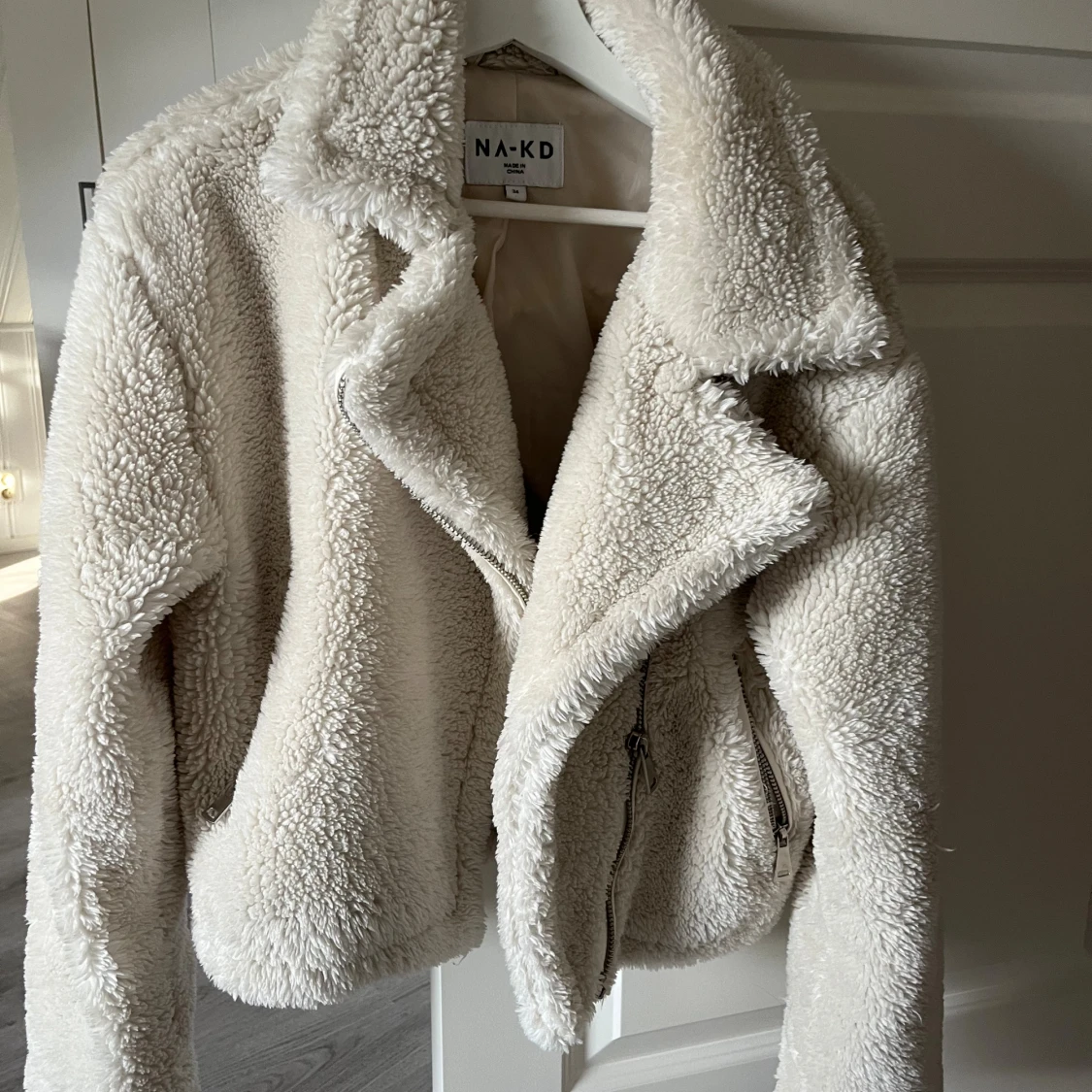 Beige teddyjacka från NA-KD - 1