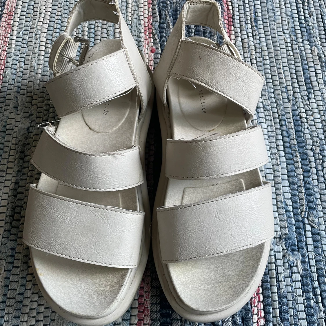 Vita chunky sandaler med remmar