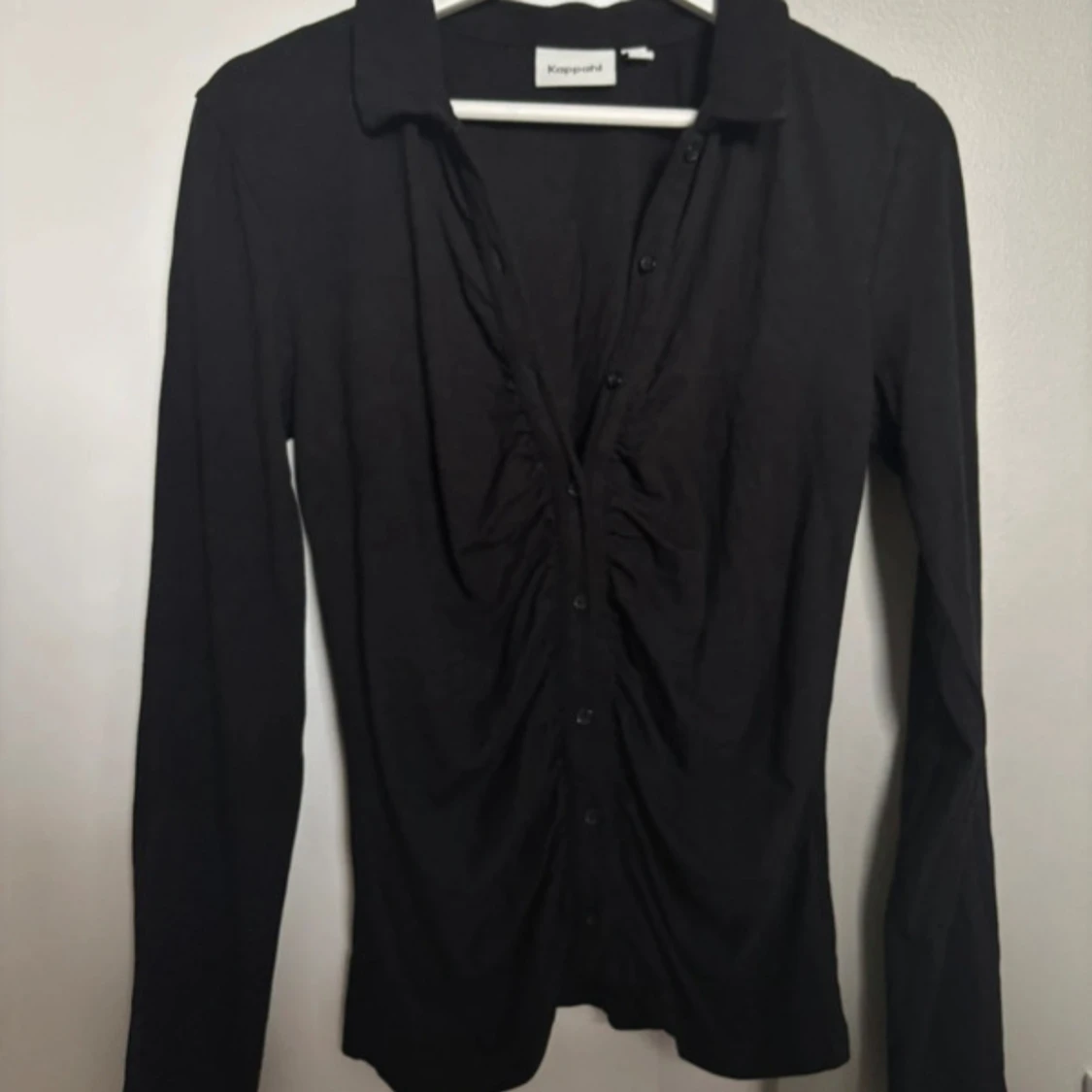 Svart blus med knappar  - 1