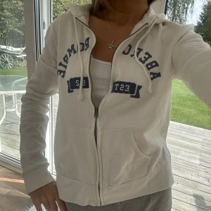 Abercrombie & fitch zip - En zip från Abercrombie & fitch i storlek S. Tröjan bedöms vara i fint skick. Jag skickar ditt köp inom 24h. Se liknande zip i min profil! 