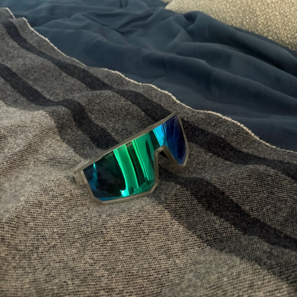 Sportiga gröna och blå solglasögon - 1