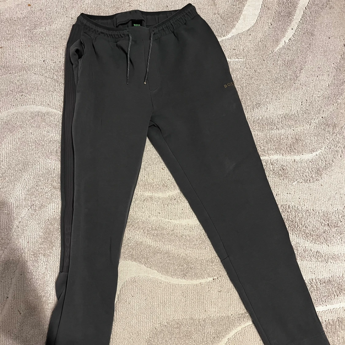 mörkgrå mjukisbyxor från Hugo Boss