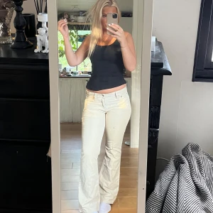 Beige manchester byxor  - Jätte fina manchester byxor från Levis. De är ljus beige och sitter jätte fint! (På bilderna är det solen som lyser in, inga fläckar)🤎🤍