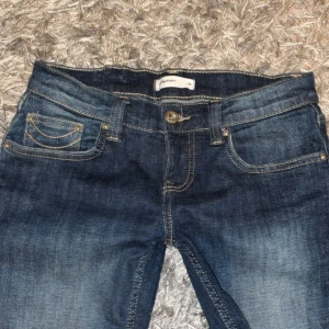 Low Waist jeans - Snygga jeans från Gina i modellen Ultra low bootcut jeans, knappt använda köpta för 500kr🫶🏽 Det är inte en fläck bak utan bara skugga från mobilen‼️🚨