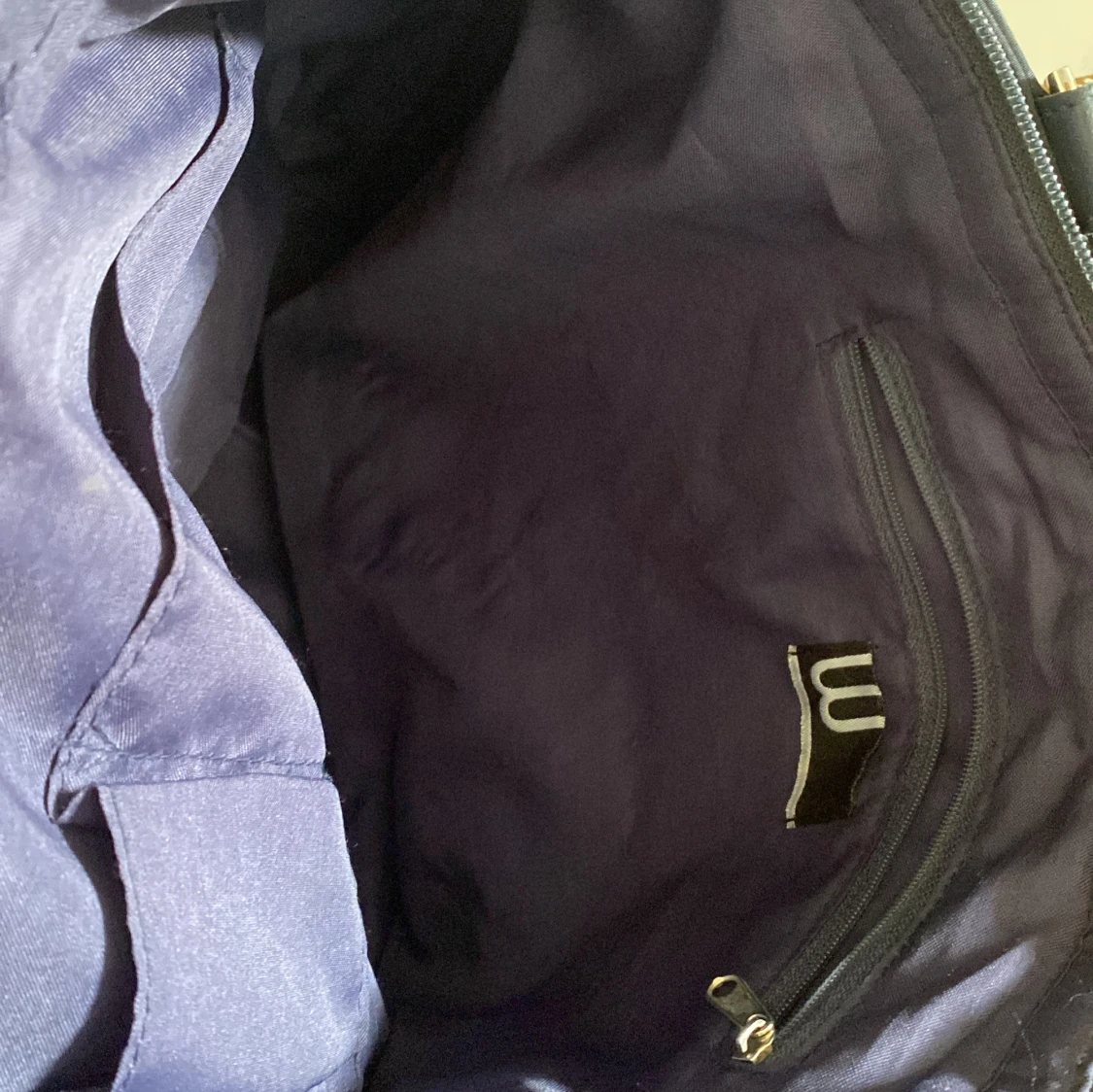 Svart axelväska med metallring - 2