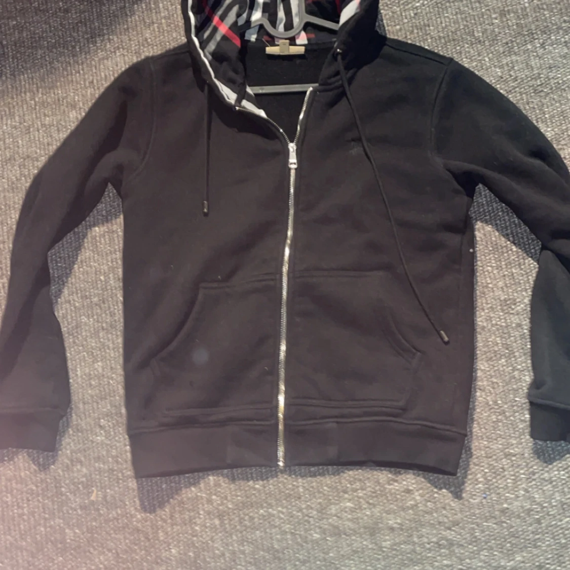 Svart hoodie från Burberry med dragkedja