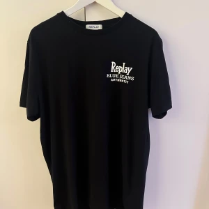 Svart t-shirt från Replay - Svart t-shirt från Replay med vit  logga på bröstet. 