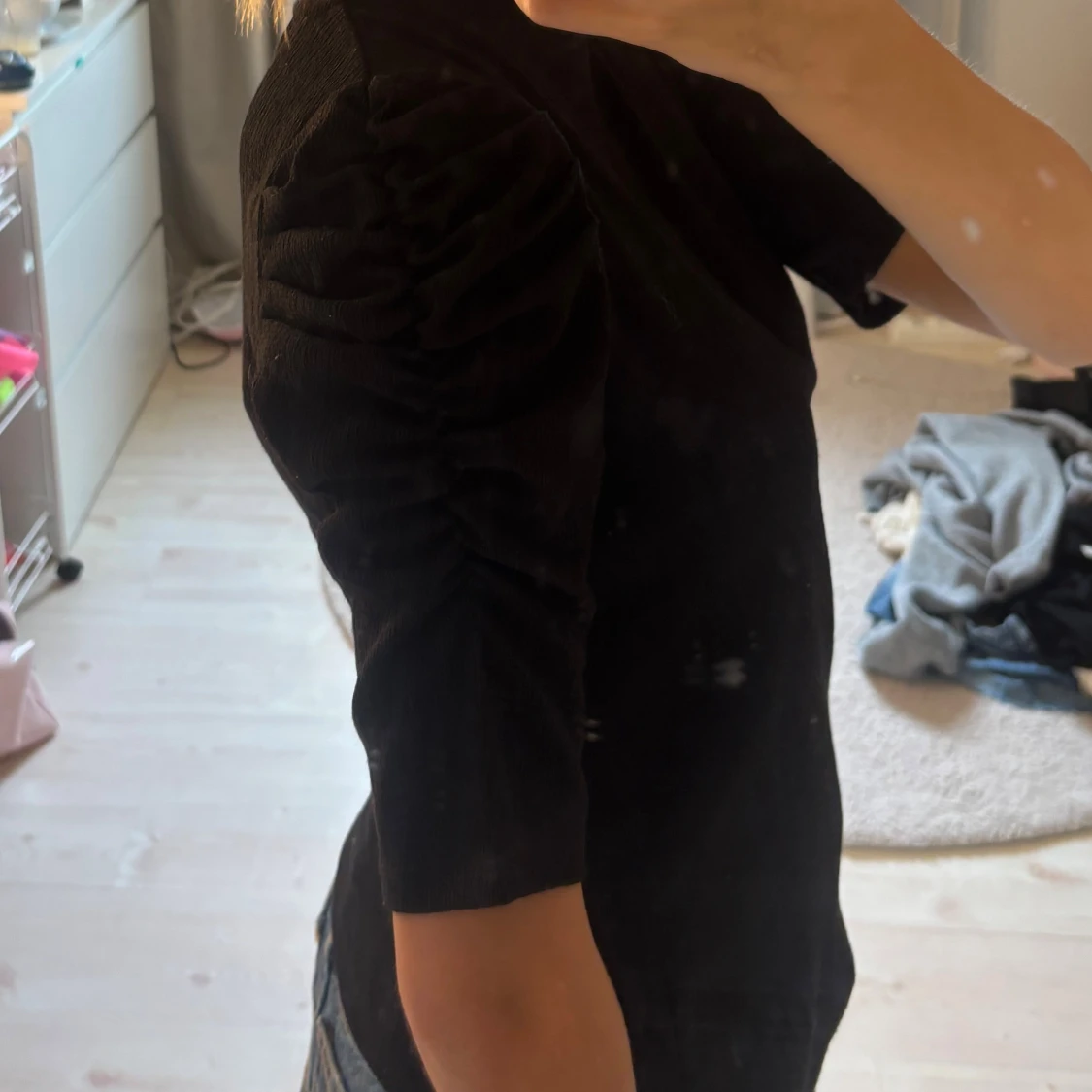 Svart topp med puffärm - 1