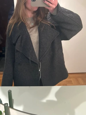 Mango kappa - Superfin kappa från mango! Nypris runt 1200kr💕Ny med prislapp