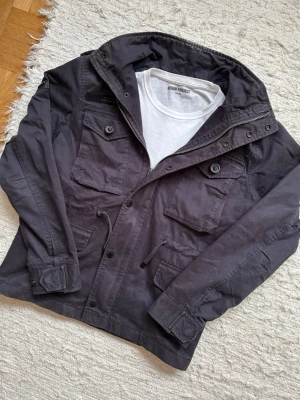 *Unik* Superdry Fieldjacket - En extremt snygg fieldjacket i en unik design av märket Superdry! Storlek S men sitter som M. Nypriset ligger runt 1400. Hör av dig vid frågor.