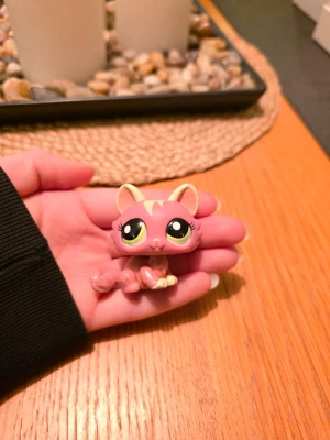 Littlest pet shop - Littlest pet shop katt Finns fler i min profil för samfrakt. Följ gärna mitt konto då jag kommer lägga upp fler figurer😊