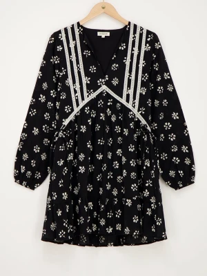 Svart blommig kortklänning från zara - supersöt svart kortklänning från zara. som helt ny💕