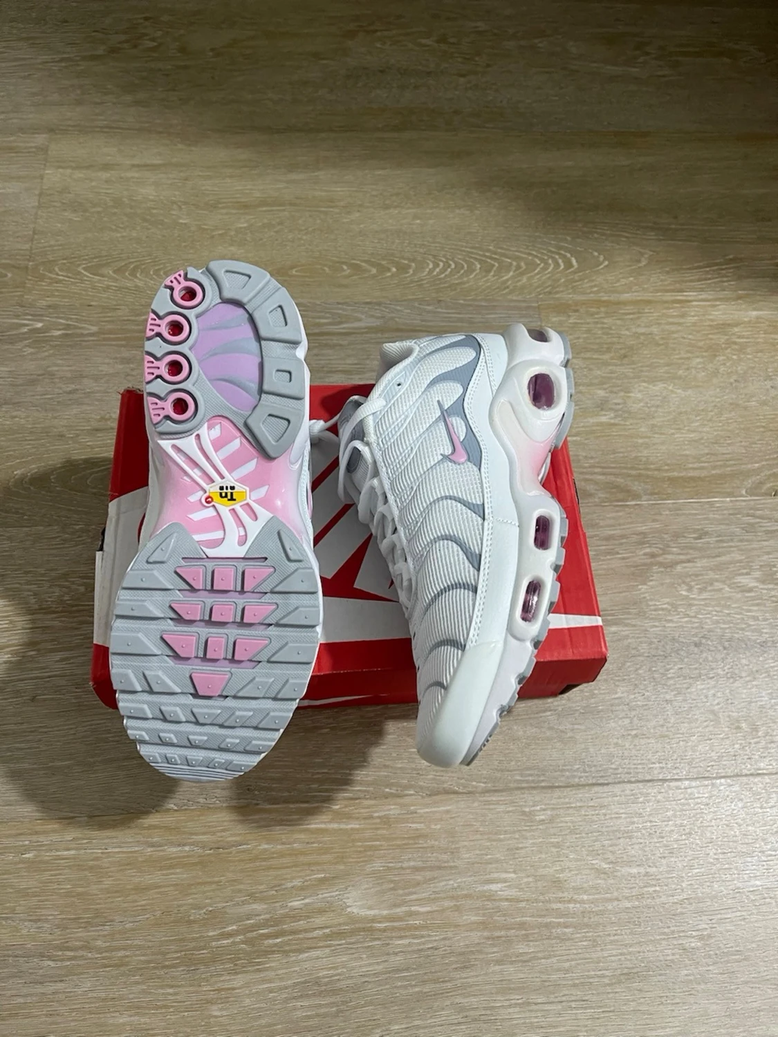 Nike Air Max Plus vita och rosa sneakers - 1