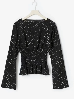 Prickig tröja från Gina💗 - Svart blus med vita prickar och smockad midja som ger en snygg siluett. Långa ärmar och volang nedtill för en trendig look. Perfekt att styla med både jeans och kjol. Använd ca 3 gånger och känns som ny! Nypris 299 kr💕