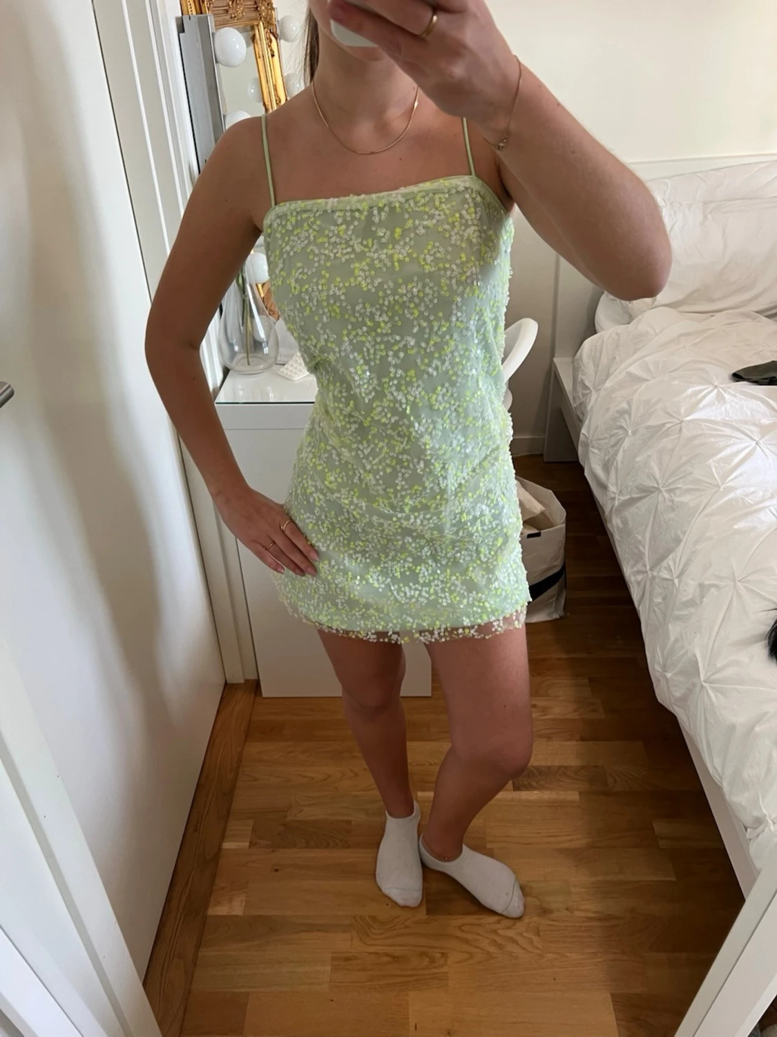 Ljusgrön blommig kort klänning - 1