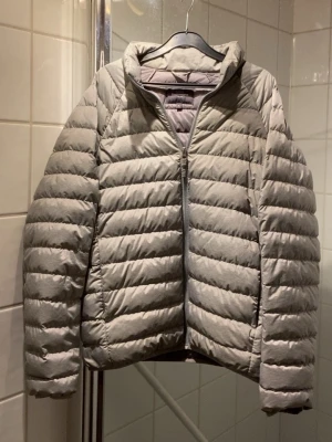 Snygg tunnare grå puffer jacka från dressman i M - Jackan är perfekt till både höst vår och kallare sommarkvällar. Den är i stl M med en snygg ljusgrå färg