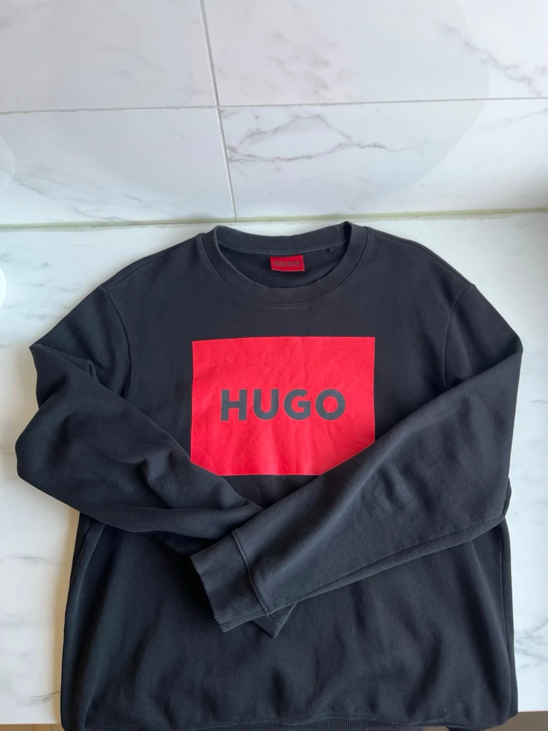 Svart sweatshirt från Hugo med röd logga - 1