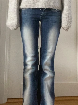 ”Kvarg jeans” från Weekday/Cheap Monday - Säljer ett par blå bootcut jeans från Cheap Monday ”kvarg jeansen”  Byxorna är upplagda vilket gör de lite kortare är vanligt, passar mig som är 155 änvända ca 3 ggr. skriv om frågor!💕