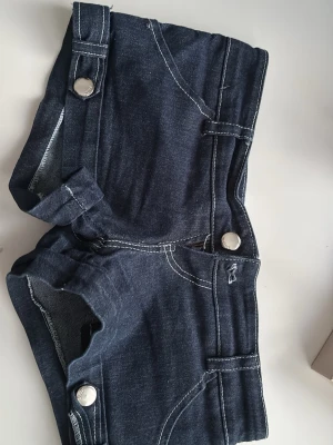 Minishorts - Mina favvoshorts som tyvär ej passar längre. Storlek Xxs-xs. Midjemått 32cm. Skriv vid frågor ❤️