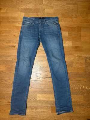 Replay Jeans Slim Fit  - Snygga och eftertraktade blåa replay jeans. Skriv privat för mer info eller fler bilder!