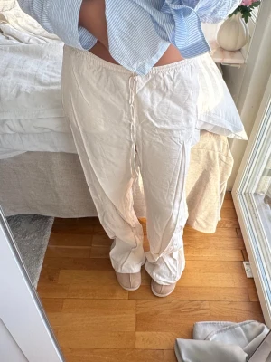 linnebyxor - jättefina vit/beiga linnebyxor från h&m i fint skick. kan gå ner i pris och har 10% vid köp av bundles!💓