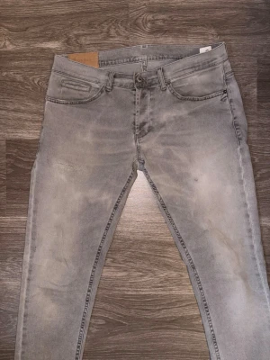 Dondup George Jeans - Hej! Säljer dessa cleana Dondup Jeans i Modellen George med slitningar ✨🌟 || Skick : Bra || Storlek : Sitter som W33 (Står W36 men de är mycket mindre) || Personen på sista bild är 187cm och väger 77 pannor 🤩 || Har du några frågor är det bara att höra av sig 🤩🤩