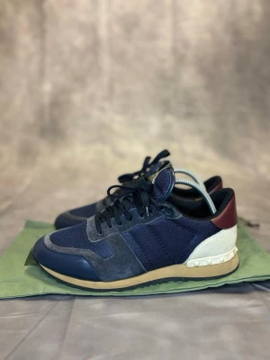 Valentino Rockrunners | Storlek 42 - Valentino rockrunners i storlek 42. helt galet snygg colorway! Skicket är mycket bra. Naturligtvis äkta ⭐️Dustbagen följs med