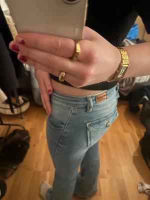 Low waist bootcut jeans från subdued - Säljer ett par blåa lågmidjade bootcut jeans från subdued i strl S. Jättebra kvalité då dom knappt är använda💕 Skriv till mig för frågor eller fler bilder!
