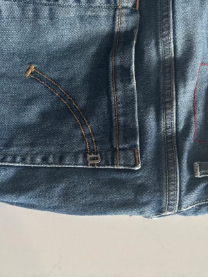 Dondup George - Säljer nu mina Dondup George till ett kanonpris. Byxorna är sparsamt använda med ett bra helhetsintryck. Storlek 32 men passar 31 också:) Skriv gärna vid funderingar 