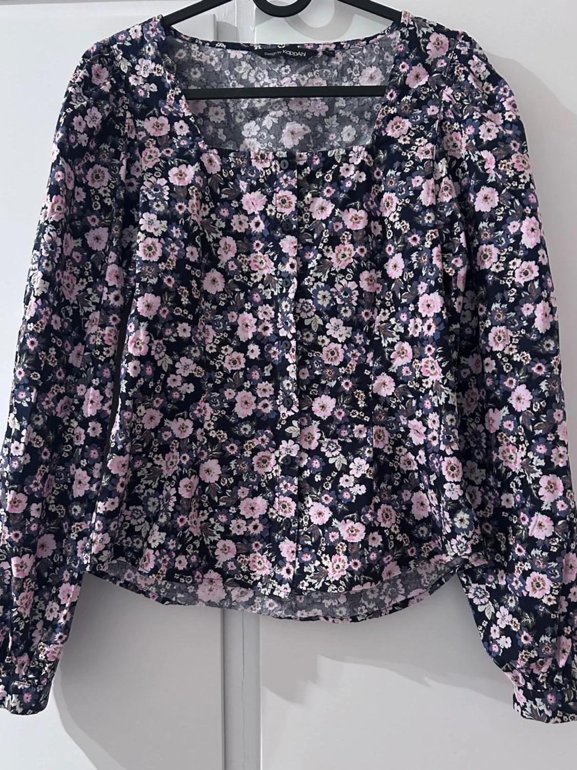 Blommig långärmad blus med puffärm - 1