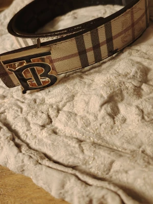 Burberry bälte  - Säljer en snygg burberry bälte dom inte har kommit till användning, den är 105cm lång och är oanvänd 