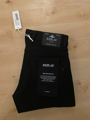 Replay anbass jeans - Säljer mina helt nya replay anbass för att dem är fel storlek för mig. Om du har frågor så teveka inte att fråga! Nypris: 1299:-