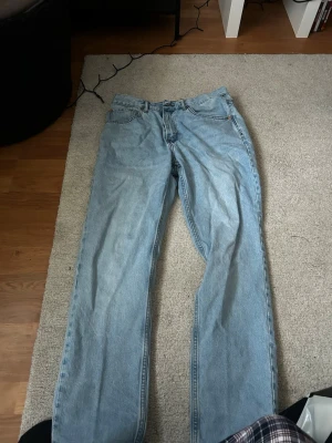 Ljusblå raka jeans  - Storlek 34/32