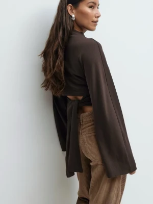 Brun omlottopp med långa ärmar, Gina tricot  - Trendig brun omlottopp med långa, vida ärmar och knytning i midjan. För vidare diskussion , kom privat                                                          