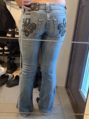 Miss me jeans - Ultra låg midjade jeans asså verkligen låga. Blivit för små för mig nu eftersom jag haft dom i ett tag och vuxit ut ur dom nu. Hade sagt att det skulle varit storleken xxs/xs. Det hade ett litet håll lite längre upp vid innelåret men har sytt om det. En kedja på bakfickan är också lite av fast det märks knappt då när jag haft på mig dom förut har man knappast ens sett det. Skriv till mig om du har några frågor, kommer försöka svara så snabbt jag kan!! Storlek W25 💞 KOM MED PRISFÖRSLAG!!