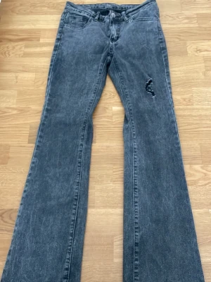 Grå bootcut jeans - Grå jeans använda ett fåtal gånger! 