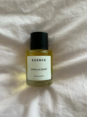 ESSNCE Vanilla Baby Eau de Parfum - ESSNCE vanilla baby parfym. Frächare vanilj doft som är lite djupare med bäriga toner. Endast testad.☺️ Skriv gärna vid frågor! 😄