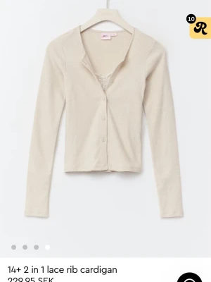14+ 2 in 1 lace rib cardigan - Säljer min jättefina cardigan från Gina Tricot 14+ kollektion i storlek xs. Säljer pga att den inte riktigt är min stil, använd endast 1 gång. Perfekt skick och slutsåld online. Köpte för 230kr