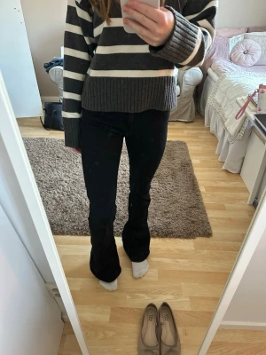 Svarta bootcut jeans från Gina Tricot - Säljer ett par jättefina svarta bootcut jeans från Gina Tricot. 😍