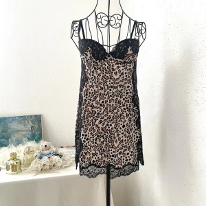 Leopardmönstrat nattlinne från Victoria’s Secret - Snyggt nattlinne med leopardmönster och svarta spetsdetaljer vid byst och nederkant. Storlek: 34B, passar de med smala underbyst 70-75cm och större byst 86-90cm.