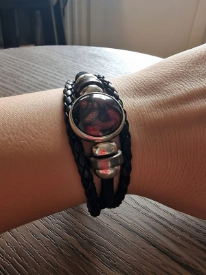 Armband dark raven - Armband dark raven. Flerlagers justerbart. Konstläder. Justerbart.