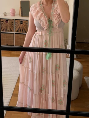 Ljusrosa långklänning med volang - Klänning från Copenhagen Luxe🧡🩷🧡🩷
