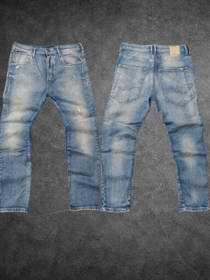 Jack & Jones Luke Anti Fit Jeans - W32 L30 - Button fly - Ligth Wash - Hej jag säljer ett par feta vintage Jack & Jones jeans i riktigt bra skick 