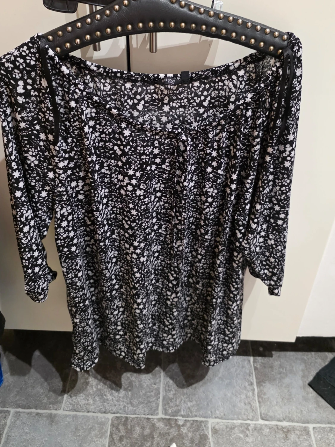 Svart blommig kortklänning