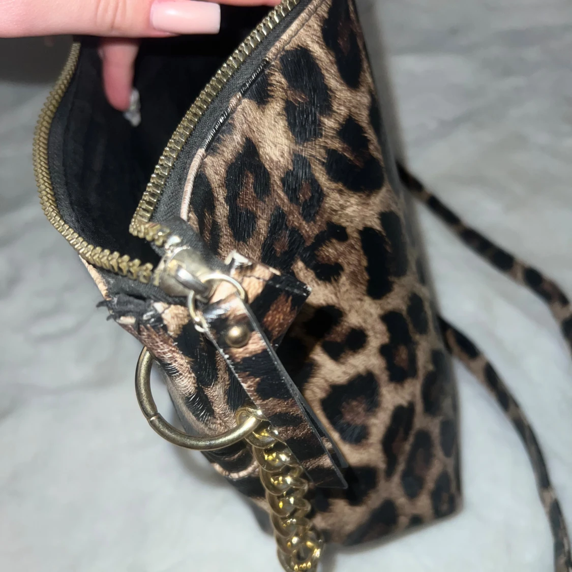 Leopardmönstrad axelväska med dragkedja - 4