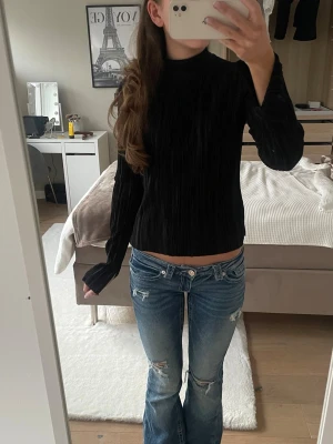 Svart blus  - Såå fin svart shimmrig blus från Gina tricot!! Den har en fin slits längst ner på armarna (se 3 bilden)