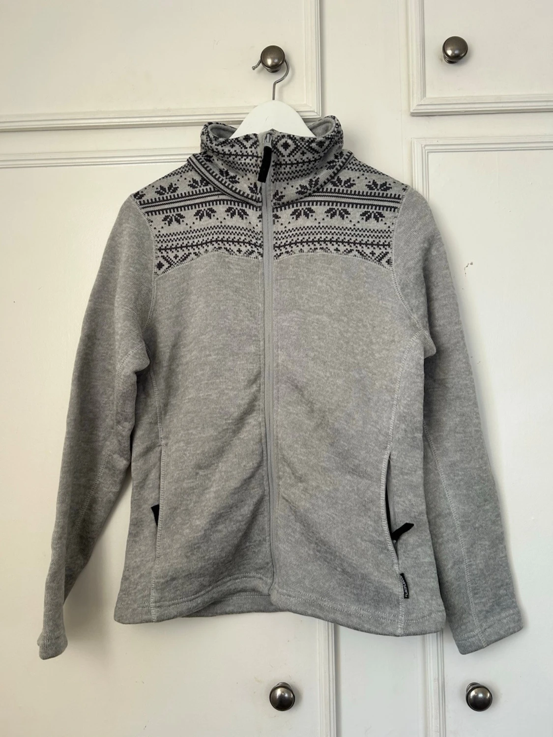 Grå fleecejacka med mönster